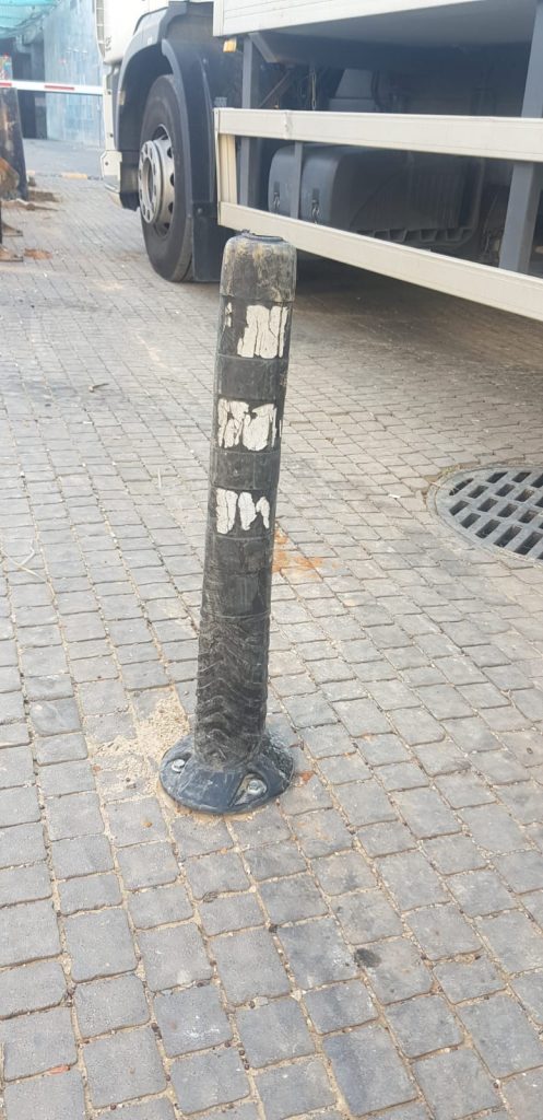 עמודי חניה גמישים