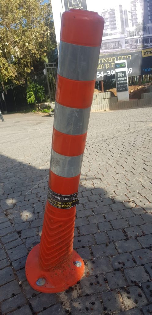 עמודי חניה גמישים