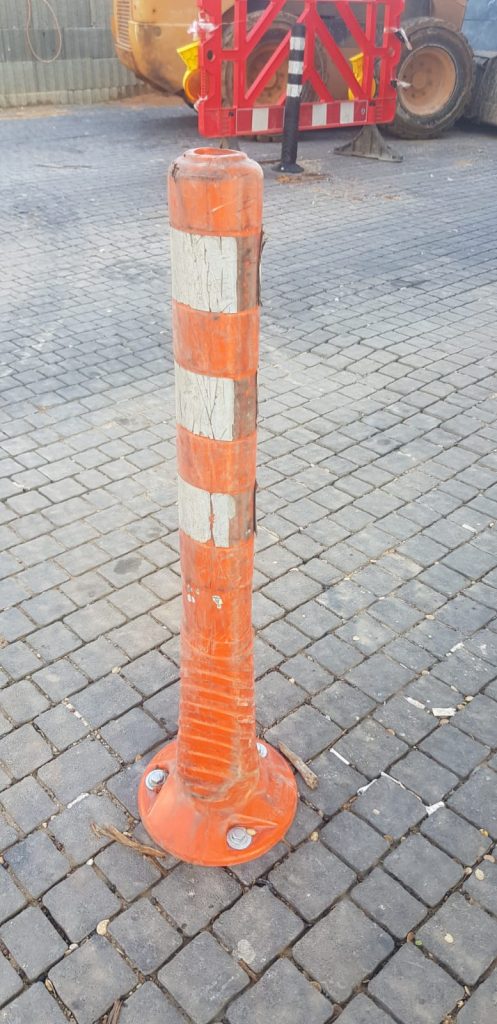 עמודי חניה גמישים