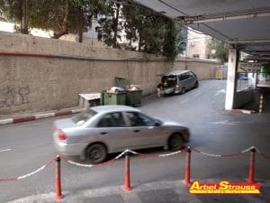 עמודי פלסטיק לחניה