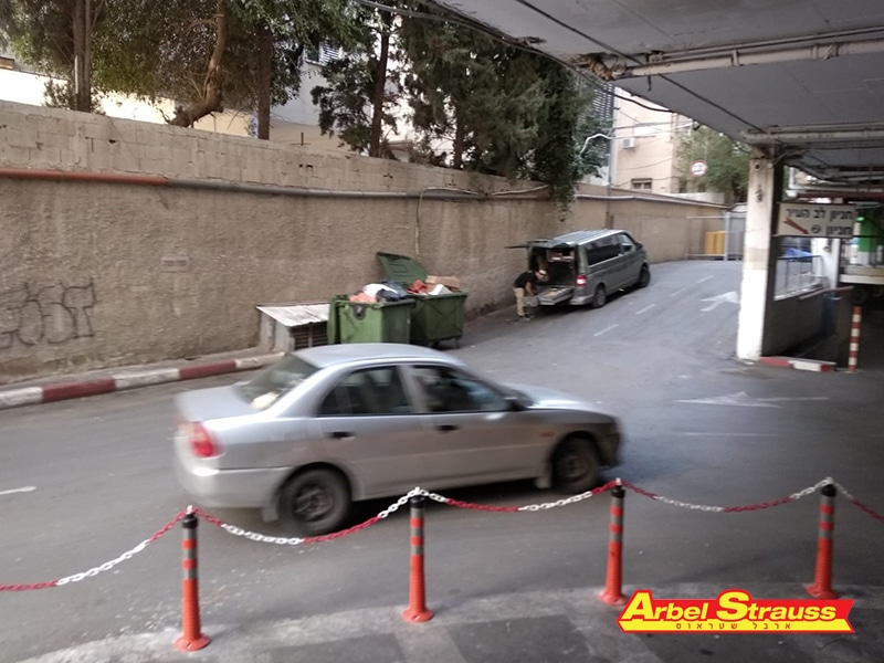עמודי פלסטיק לחניה